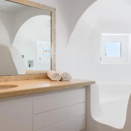Gracefully Positioned In The Heart Of Agios Lazaros Apartment *